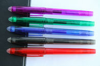 Różne kolorowe nietoksyczne wymazywalne długopisy żelowe z zamknięciem do ściągania nasadki